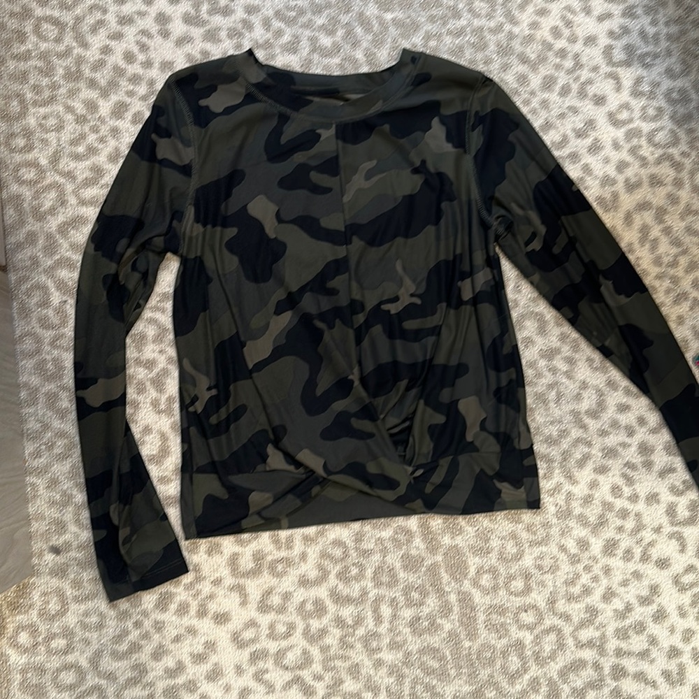 Old Navy cropped camo long sleeve workout shirt